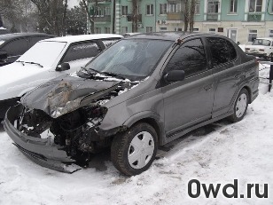 Битый автомобиль Toyota Echo