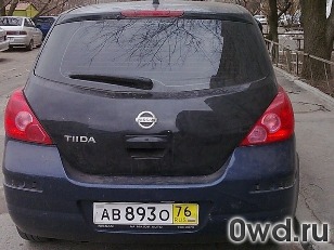 Битый автомобиль Nissan Tiida