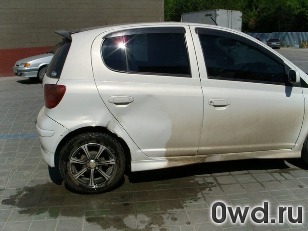 Битый автомобиль Toyota Vitz