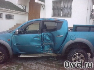 Битый автомобиль Mitsubishi L 200